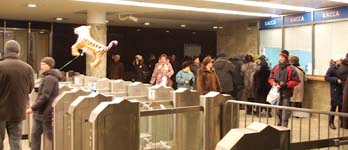 Новогодняя «традиция» повышать цены на проезд в метро возмущает москвичей 