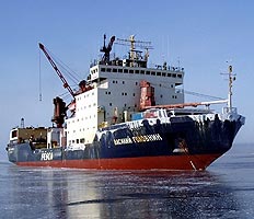 Дальневосточное судно «Василий Головнин» плывет в Антарктиду