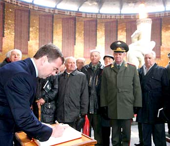 В Волгограде Дмитрий Медведев посетил Мамаев курган