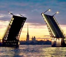 Дворцовый мост над Невой развели с опозданием