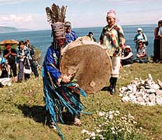 В День Байкала шаманы Бурятии провели моление на берегу озера